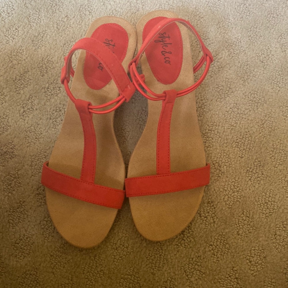 Mulanf Red Small wedged Heels Size 7M - NEW in box